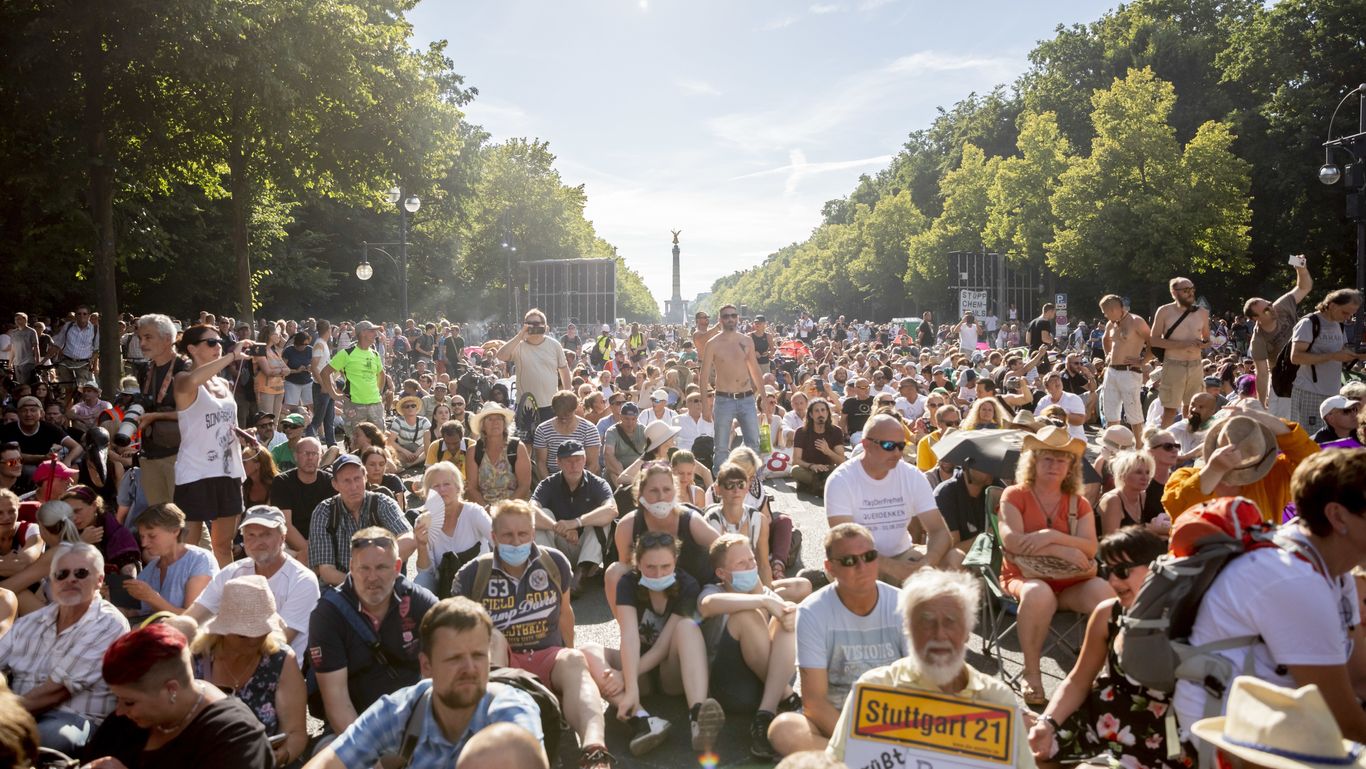 01.08.2020, Berlin: Ein Teilnehmer einer Kundgebung gegen die Corona-Beschränkungen halten sich dicht gedrängt auf der Straße des 17. Juni auf. Die Polizei hat die Veranstaltung aufgelöst. Zu der Demonstration gegen Corona-Maßnahmen hat die Initiative «Querdenken 711» aufgerufen. Das Motto der Demonstration lautet «Das Ende der Pandemie - Tag der Freiheit» 