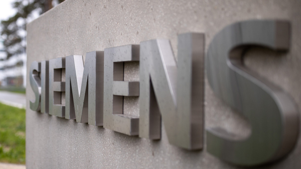 Das Schriftzug-Logo des deutschen Industriekonzerns Siemens, steht auf einer Stele am Eingang zum Siemens Campus Erlangen.