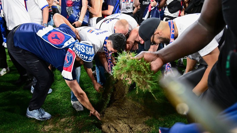 Fans nehmen sich ein Stück Arena Rasen | Bild: picture-alliance/dpa Fans nehmen sich ein Stück Arena Rasen