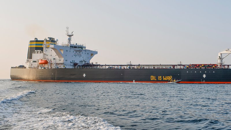 Archivbild: Aktivisten der Umweltorganisation Greenpeace haben den Schriftzug "Oil fuels war" (etwa "Öl befeuert Krieg") und "Oil is war" ("Öl ist Krieg") auf den Rumpf eines Schiffes, das russisches Öl auf der Ostsee transportiert, gemalt. (23.03.2022)