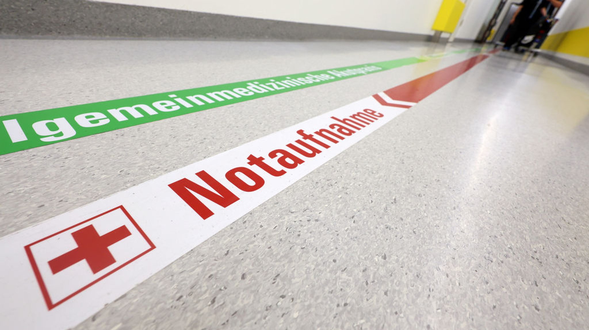 Ein Wegweiser leitet im Universitätsklinikum Augsburg zur Notaufnahme.