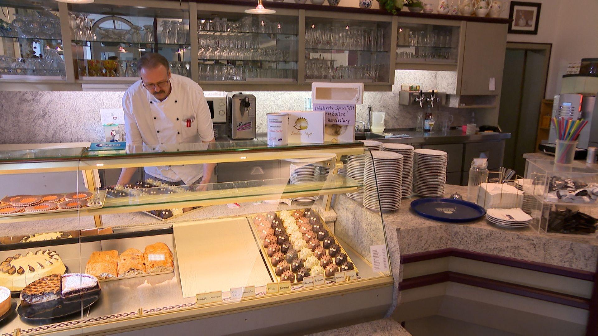 Thomas Ortner befüllt Theke mit Gebäck
