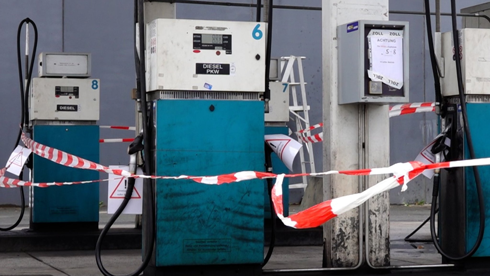 Eine Tankstelle mit abgesperrten Zapfsäulen. | Bild: News5/Stephan Fricke Eine Tankstelle mit abgesperrten Zapfsäulen.