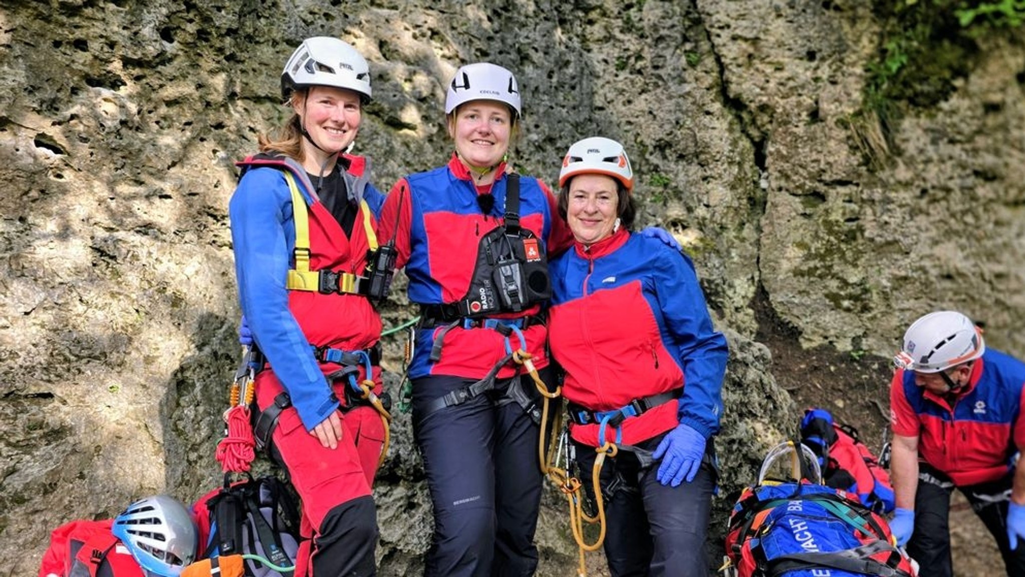 Drei Frauen von der Bergwacht Kulmbach stehen bei einem Einsatz vor einer Felswand im Kleinziegenfeldertal. | Bild: BR / Ulrike Nikola Drei Frauen von der Bergwacht Kulmbach stehen bei einem Einsatz vor einer Felswand im Kleinziegenfeldertal.