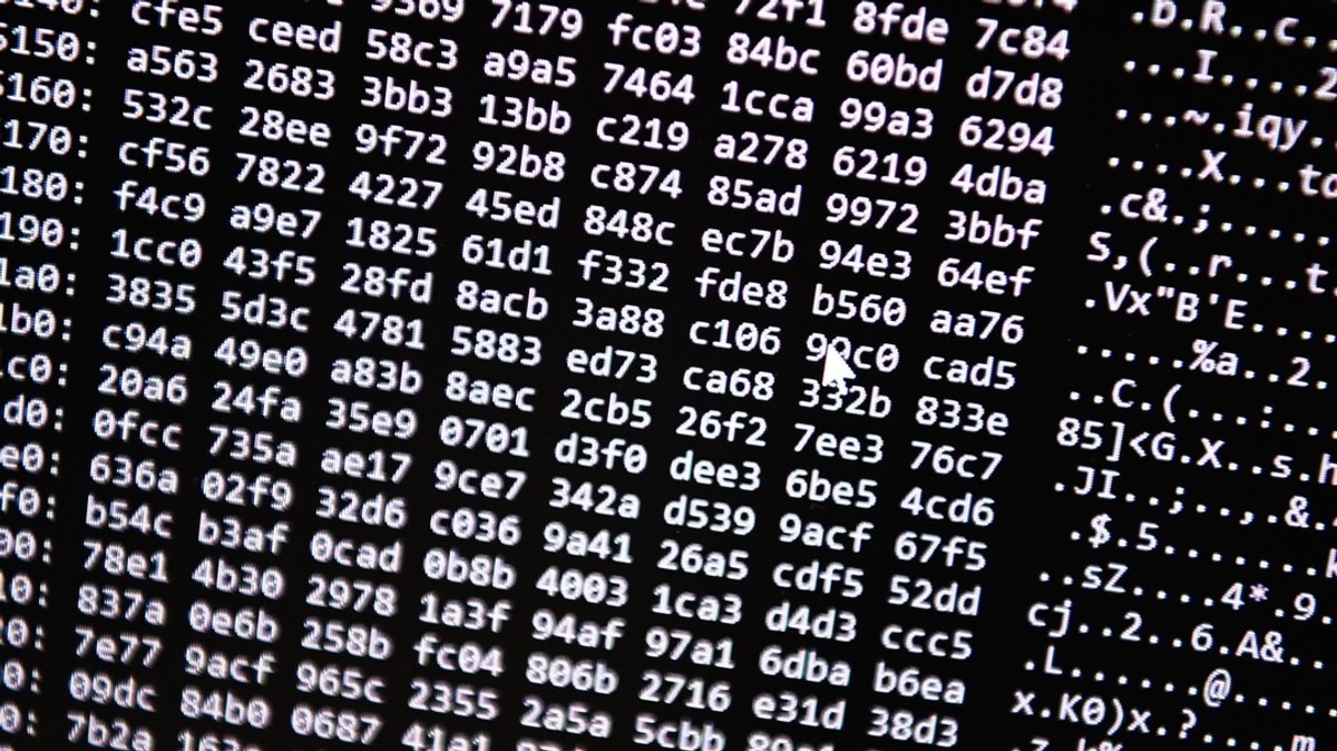 Symbolbild: Ein Zahlencode läuft in der Zentralstelle Cybercrime Bayern (ZCB) über einen Bildschirm. 