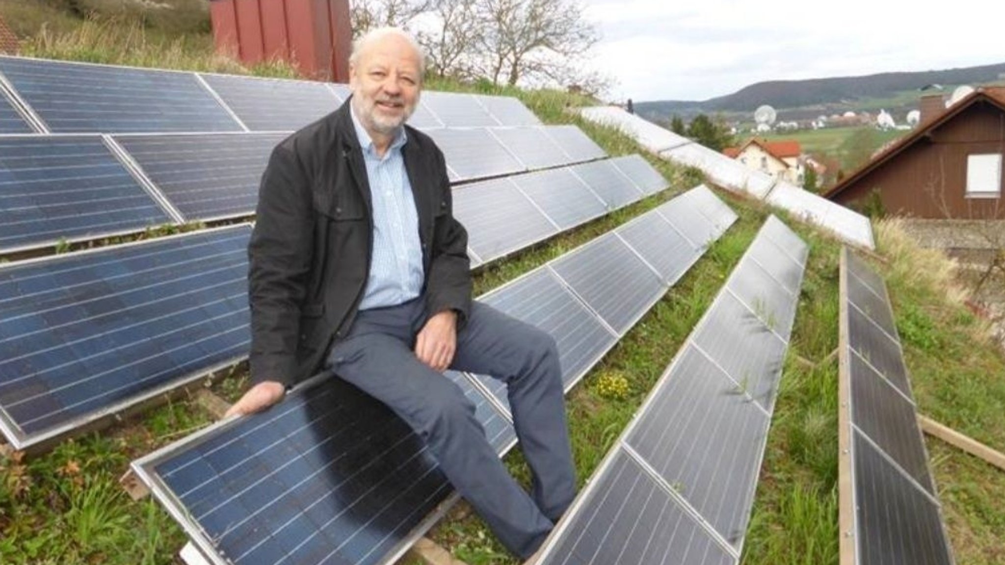 Hans-Josef Fell auf seinem Öko-Dach mit Solaranlagen in Hammelburg | Bild: Hans-Josef Fell Hans-Josef Fell auf seinem Öko-Dach mit Solaranlagen in Hammelburg