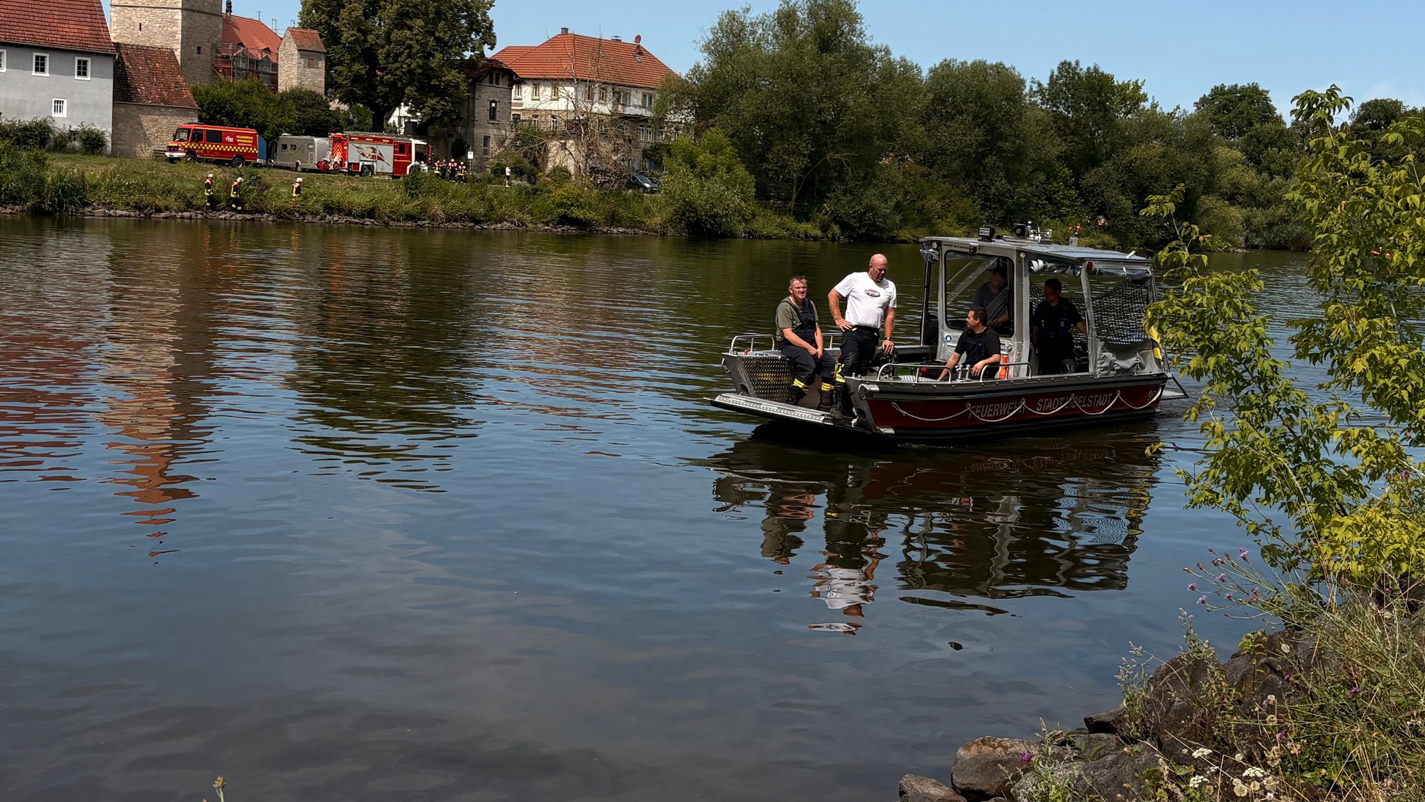 Einsatzkräfte suchen mit einem Boot im Main nach einem verschwundenen Jugendlichen. | Bild: NEWS5 / Pascal Höfig Einsatzkräfte suchen mit einem Boot im Main nach einem verschwundenen Jugendlichen.