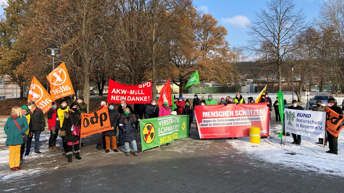 Demonstration vor der Oberpfalzhalle Schwandorf.