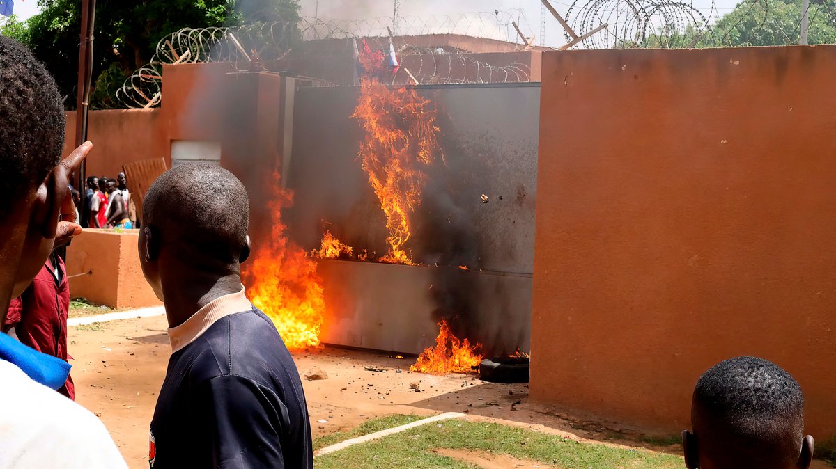 Niger: Anhänger der Militär-Junta setzen den Eingang der französischen Botschaft in Brand.