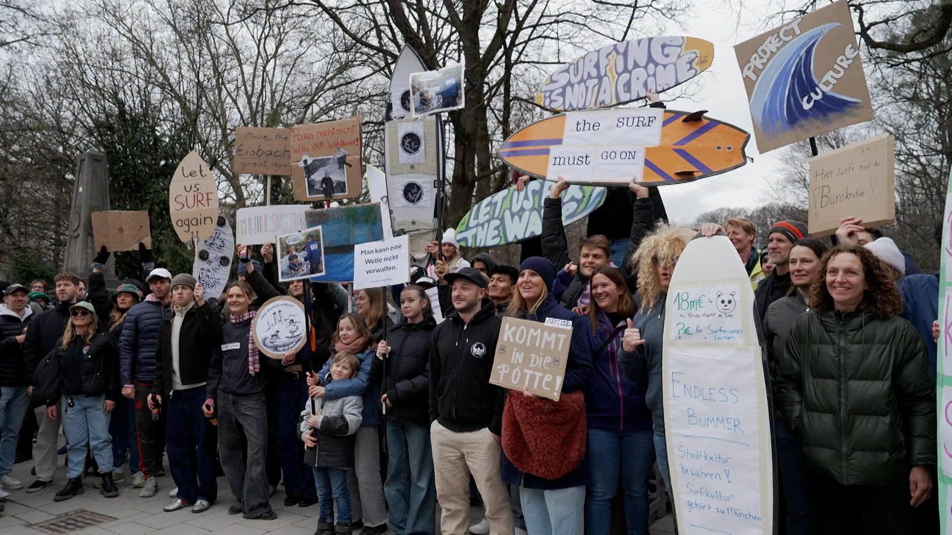 Rund 250 Menschen haben am Sonntag am Englischen Garten in München für die Rückkehr der weltweit bekannten Eisbachwelle demonstriert.