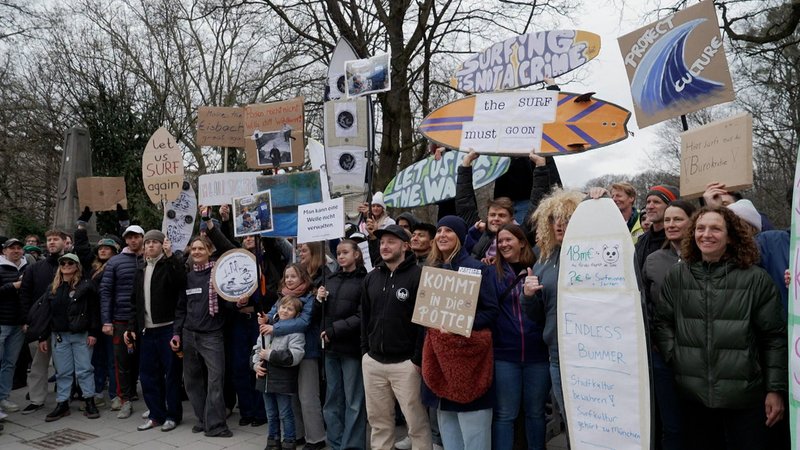 Rund 250 Menschen haben am Sonntag am Englischen Garten in München für die Rückkehr der weltweit bekannten Eisbachwelle demonstriert. | Bild: Bayerischer Rundfunk 2026 Rund 250 Menschen haben am Sonntag am Englischen Garten in München für die Rückkehr der weltweit bekannten Eisbachwelle demonstriert.