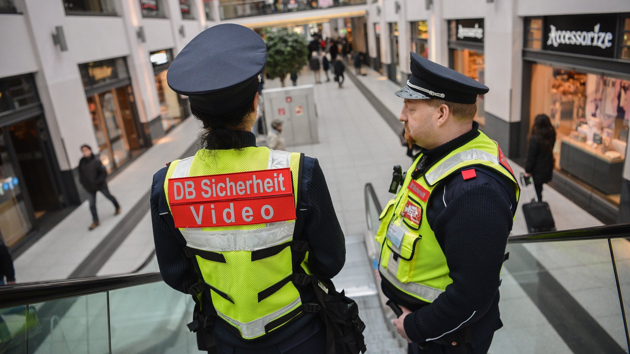 Zwei Polizisten mit Bodycams am Nürnberger Bahnhof