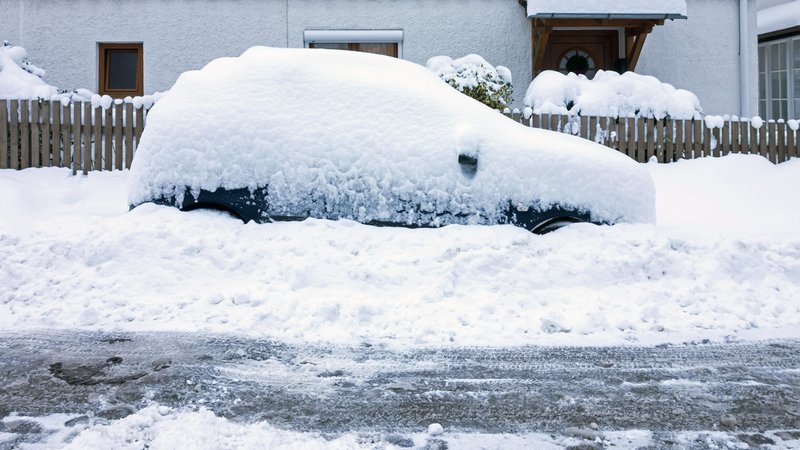 Schneebedecktes Auto am Straßenrand | Bild: picture alliance / blickwinkel/McPHOTO/M. Gann | McPHOTO/M. Gann Schneebedecktes Auto am Straßenrand