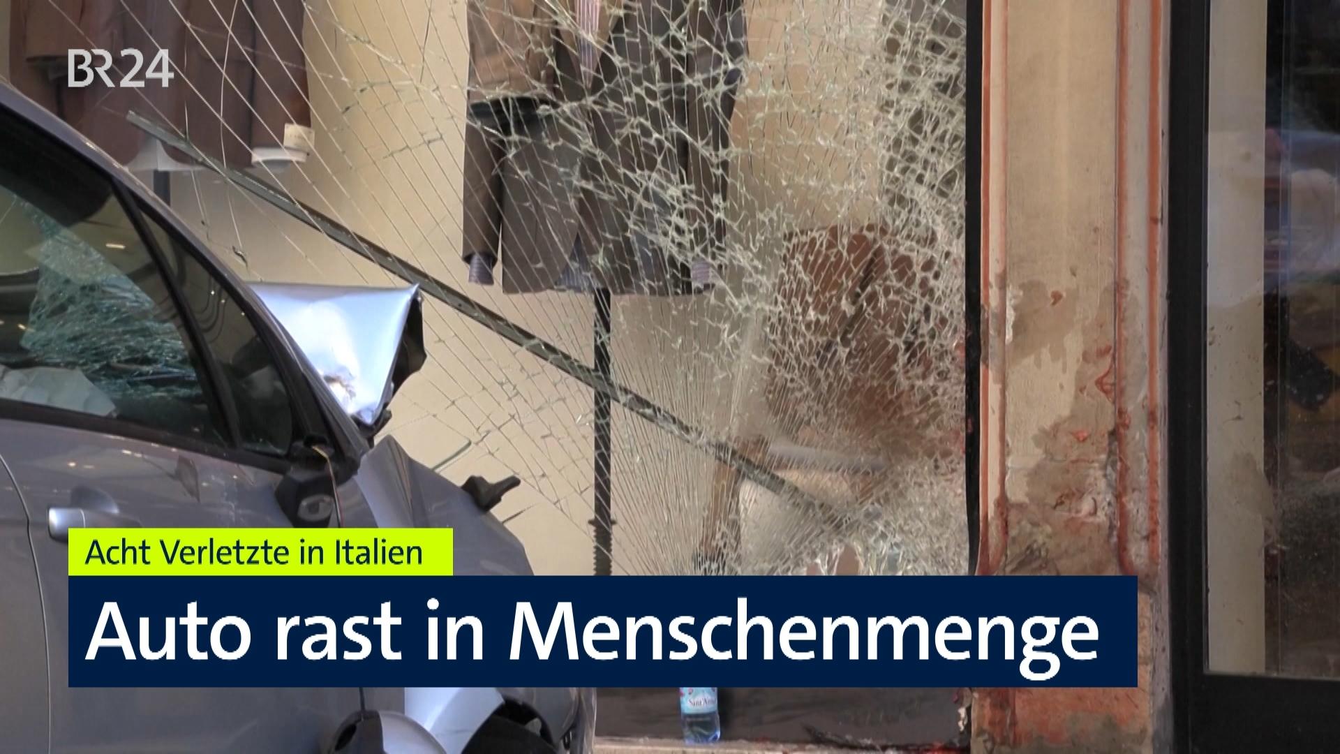 Auto rast in Menschenmenge. 