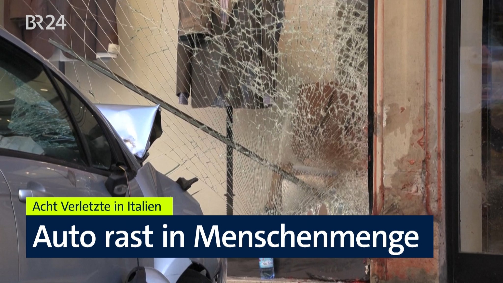 Auto rast in Menschenmenge. 