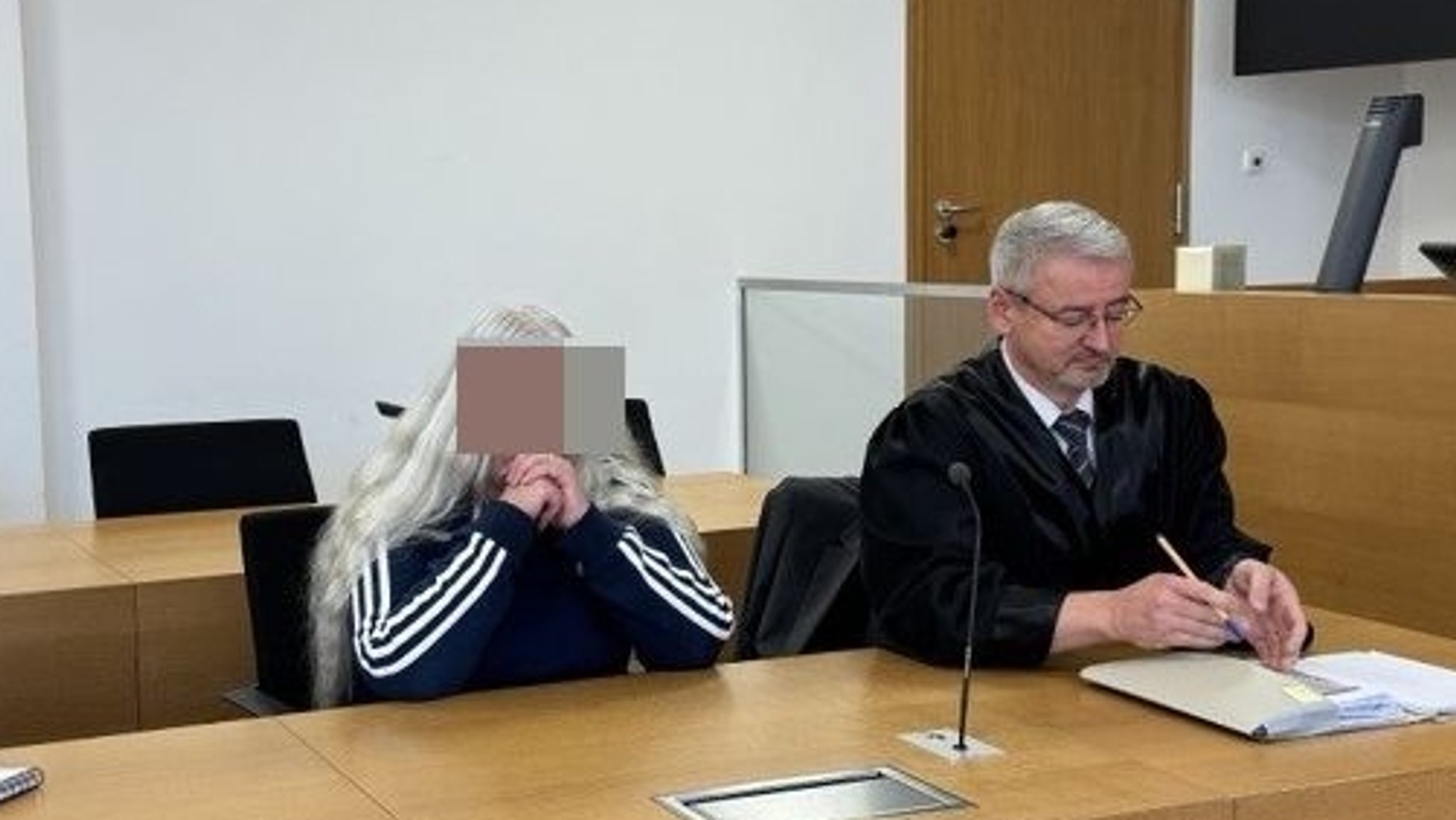 Die Angeklagte mit ihrem Rechtsanwalt im Gerichtssaal | Bild: BR/ Christian Akber-Sade Die Angeklagte mit ihrem Rechtsanwalt im Gerichtssaal