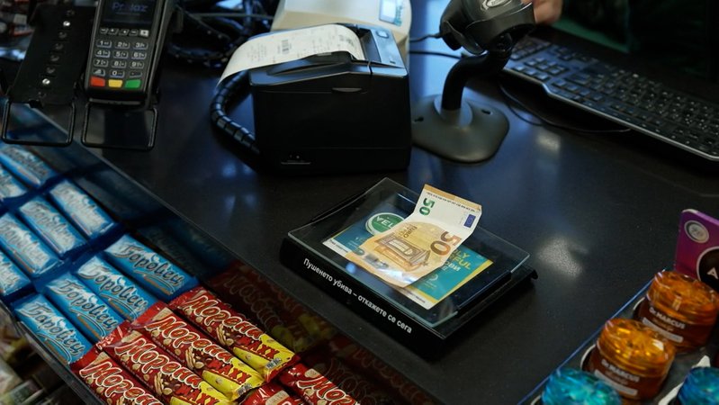 Euroscheine auf einer Ladentheke | Bild: Bayerischer Rundfunk 2026 Euroscheine auf einer Ladentheke