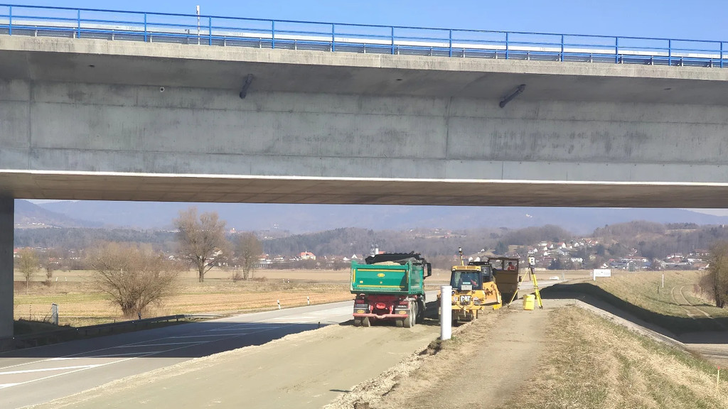 Unter der A3 wird auf den bestehenden Deich eine Hochwasserschutzwand aus Beton gebaut