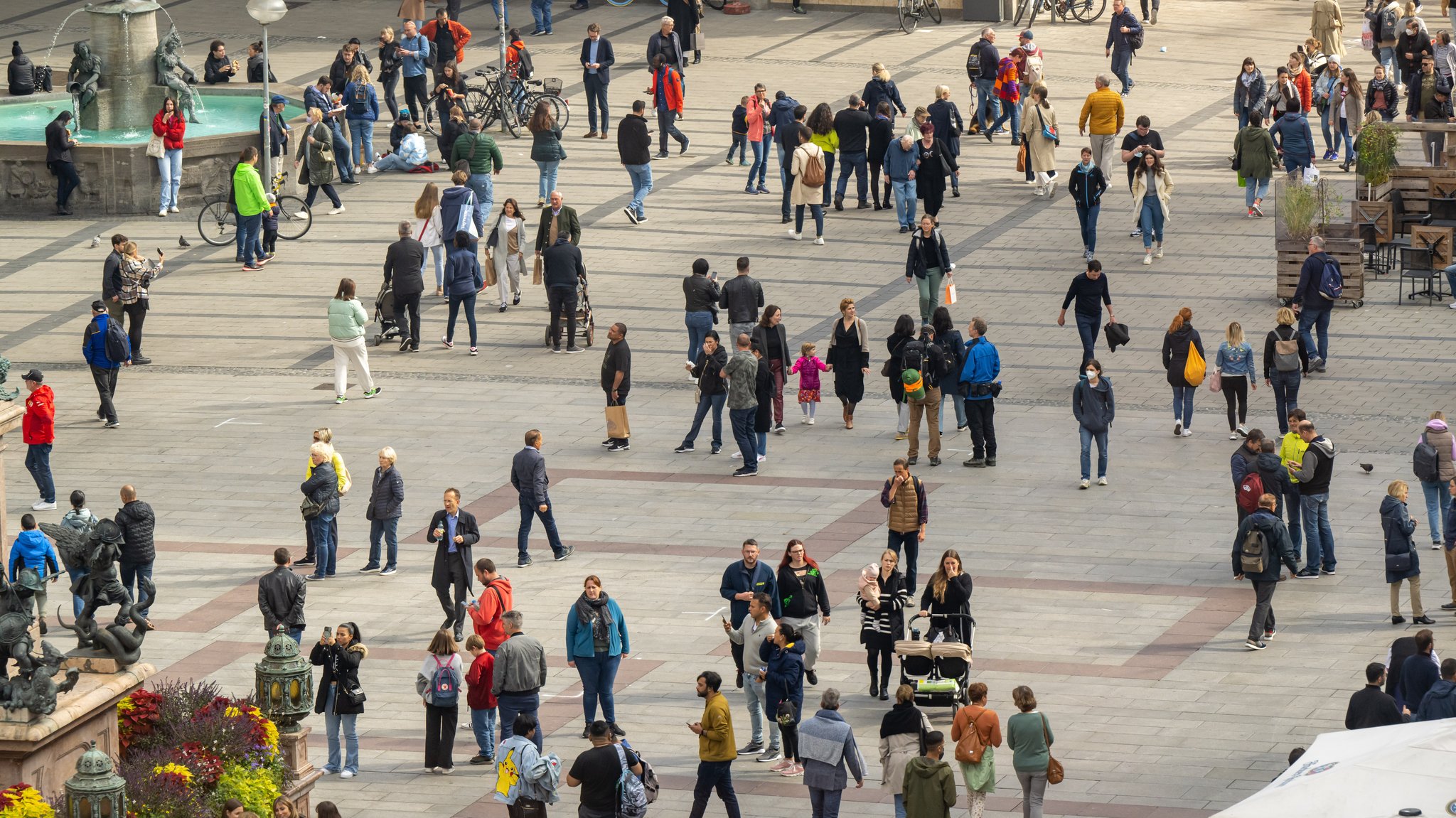 Passanten sind im Oktober 2022 in der Münchner Fußgängerzone unterwegs (Symbolbild).