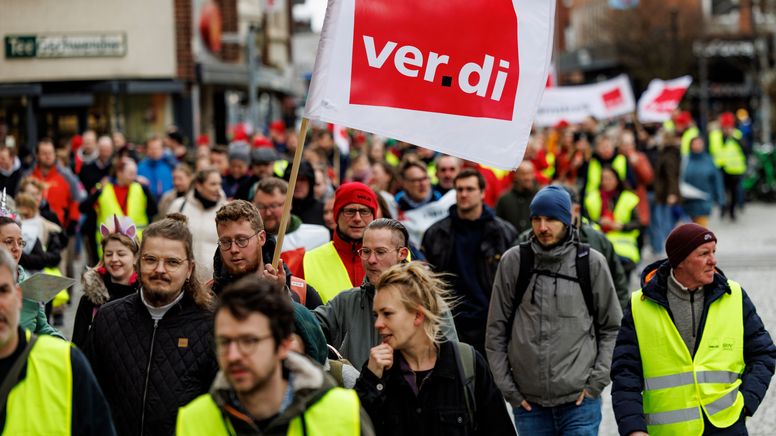 Symbolbild: Teilnehmer eines Warnstreiks ziehen mit Fahnen der Gewerkschaft Verdi durch eine deutsche Innenstadt. | Bild:picture alliance/dpa | Axel Heimken