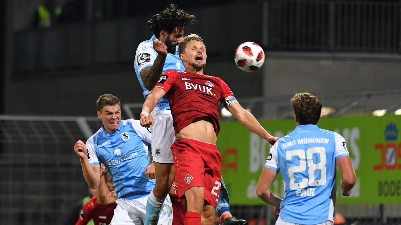 Szene aus einem Spiel Würzburger Kickers gegen den TSV 1860 München | Bild: dpa Szene aus einem Spiel Würzburger Kickers gegen den TSV 1860 München