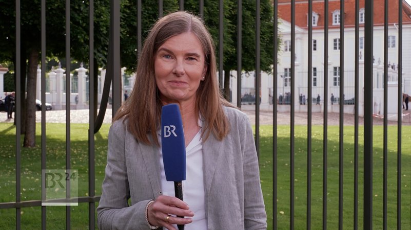 BR-Korrespondentin Barbara Kostolnik schildert ihre Beobachtungen des Treffens von Frankreichs Präsident Macron und Bundeskanzler Scholz auf Schloss Meseberg.
