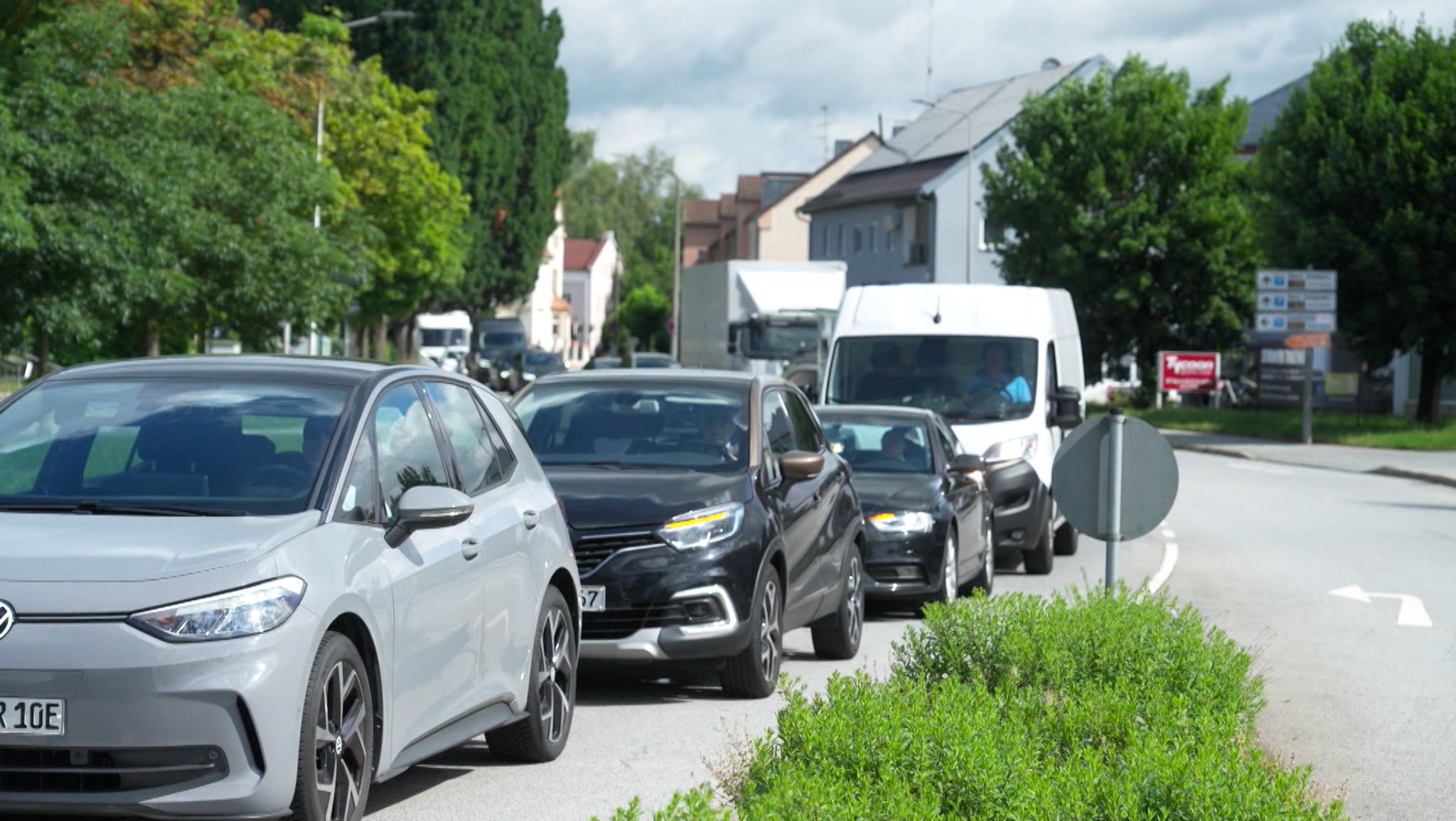 Stau im Stadtgebiet von Deggendorf | Bild: BR Stau im Stadtgebiet von Deggendorf
