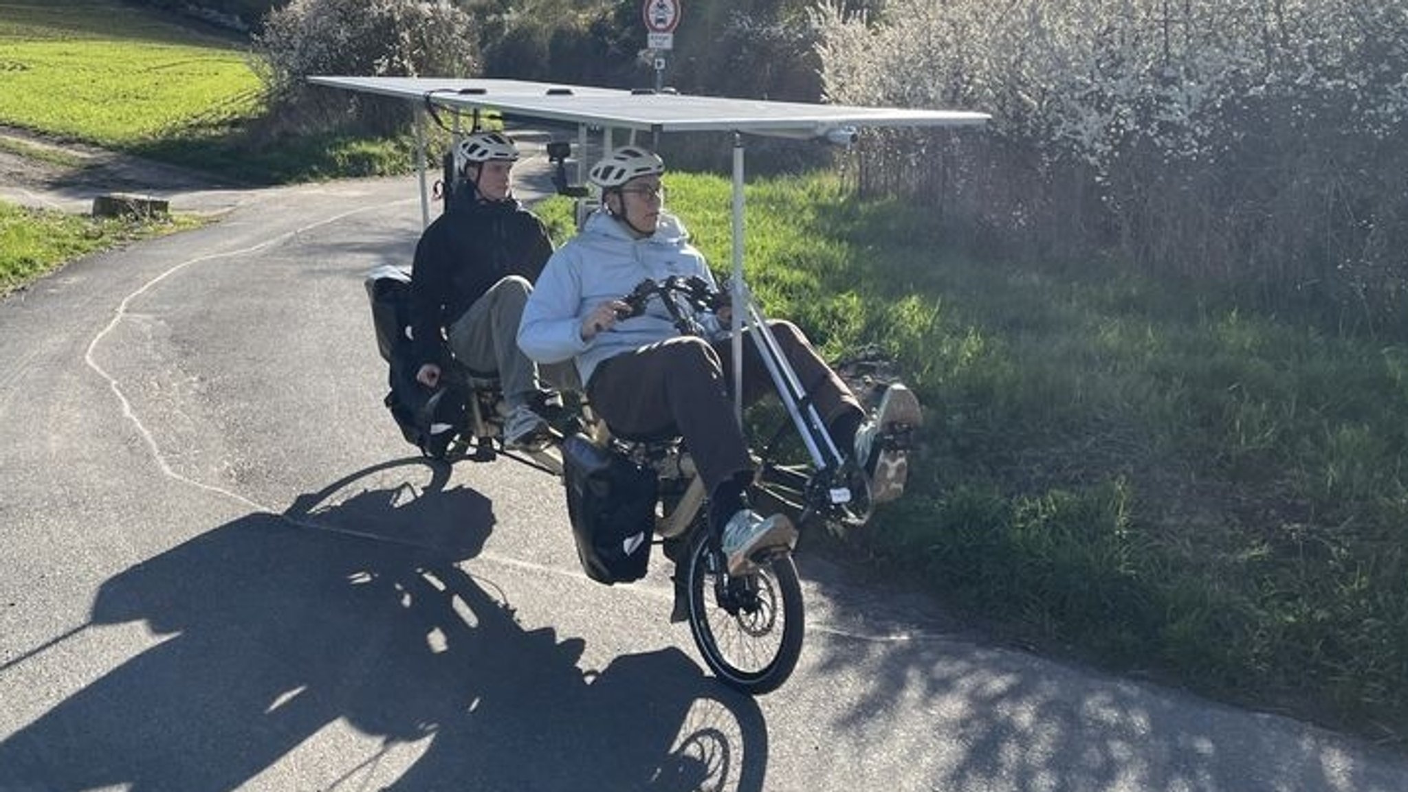 Der 19-jährige Kilian Weigand aus Würzburg hat es gebaut. Mit einem solarbetriebenen E-Tandem macht er sich nun auf die große Reise: Von Frankreich will er so schnell wie möglich bis an den Rand der Sahara.