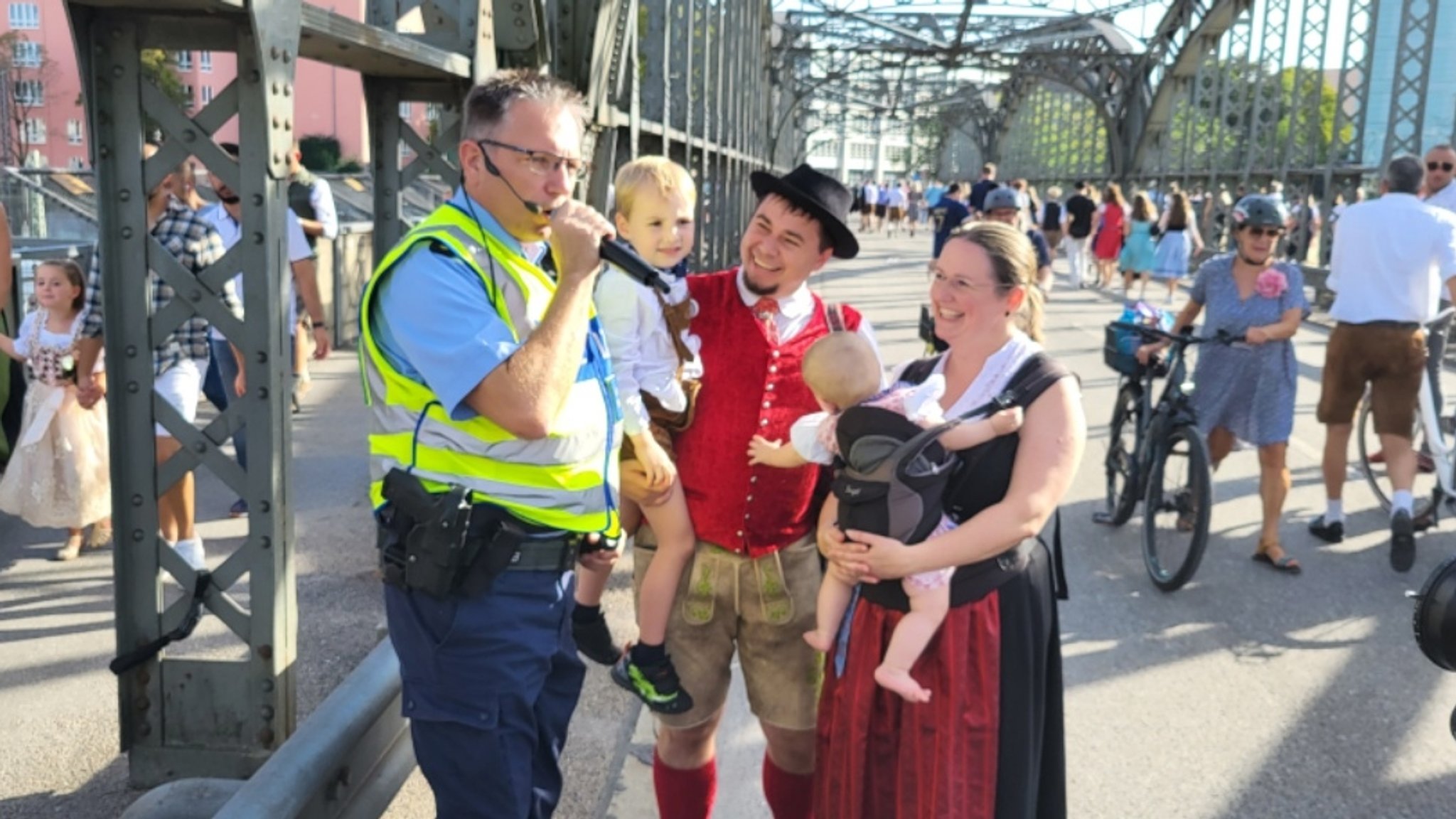 Polizeihauptkommissar Michael Schreiber im Spezialeinsatz. Am Nachmittag ist die Lage meist noch entspannt ...