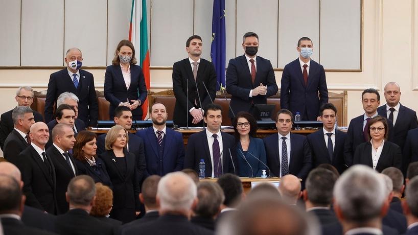Kiril Petkow mit den Ministerinnen und Ministern seines Kabinetts im bulgarischen Parlament.