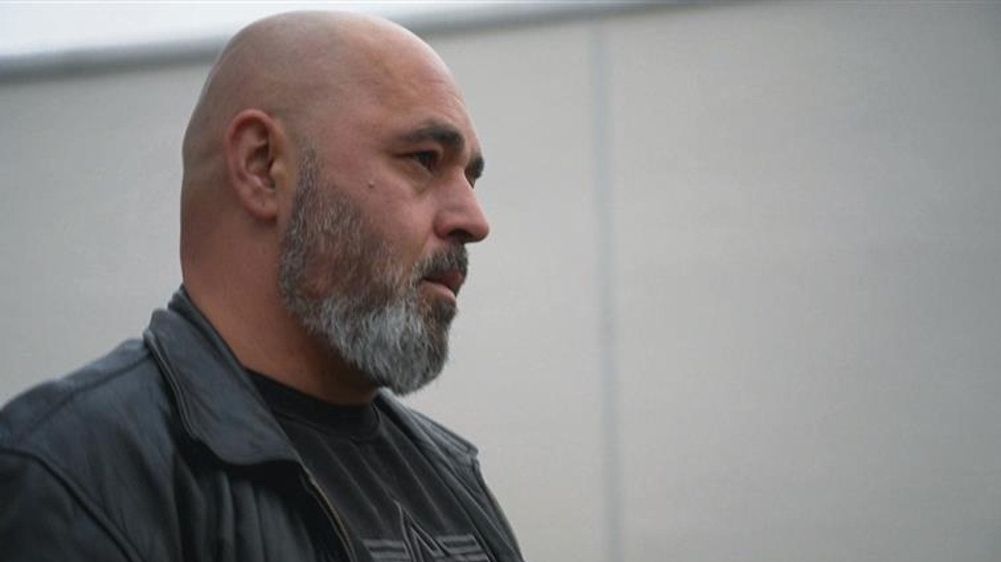Erhan Er hat den Anschlag auf eine verdi-Demonstration überlebt. Doch die Langzeitfolgen sind auch finanziell eine große Belastung für ihn. Er ist städtischer Angestellter der Stadt München. | Bild: BR Erhan Er hat den Anschlag auf eine verdi-Demonstration überlebt. Doch die Langzeitfolgen sind auch finanziell eine große Belastung für ihn. Er ist städtischer Angestellter der Stadt München.