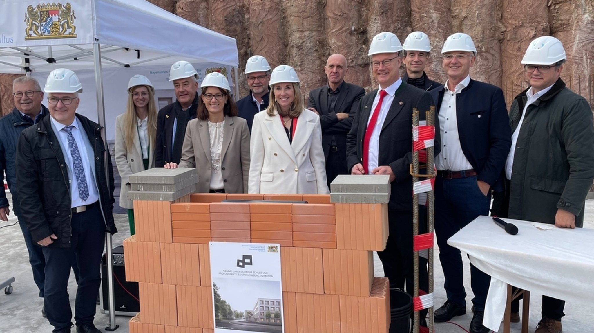 Symbolische Grundsteinlegung für das neue Landesamt für Schule in Gunzenhausen