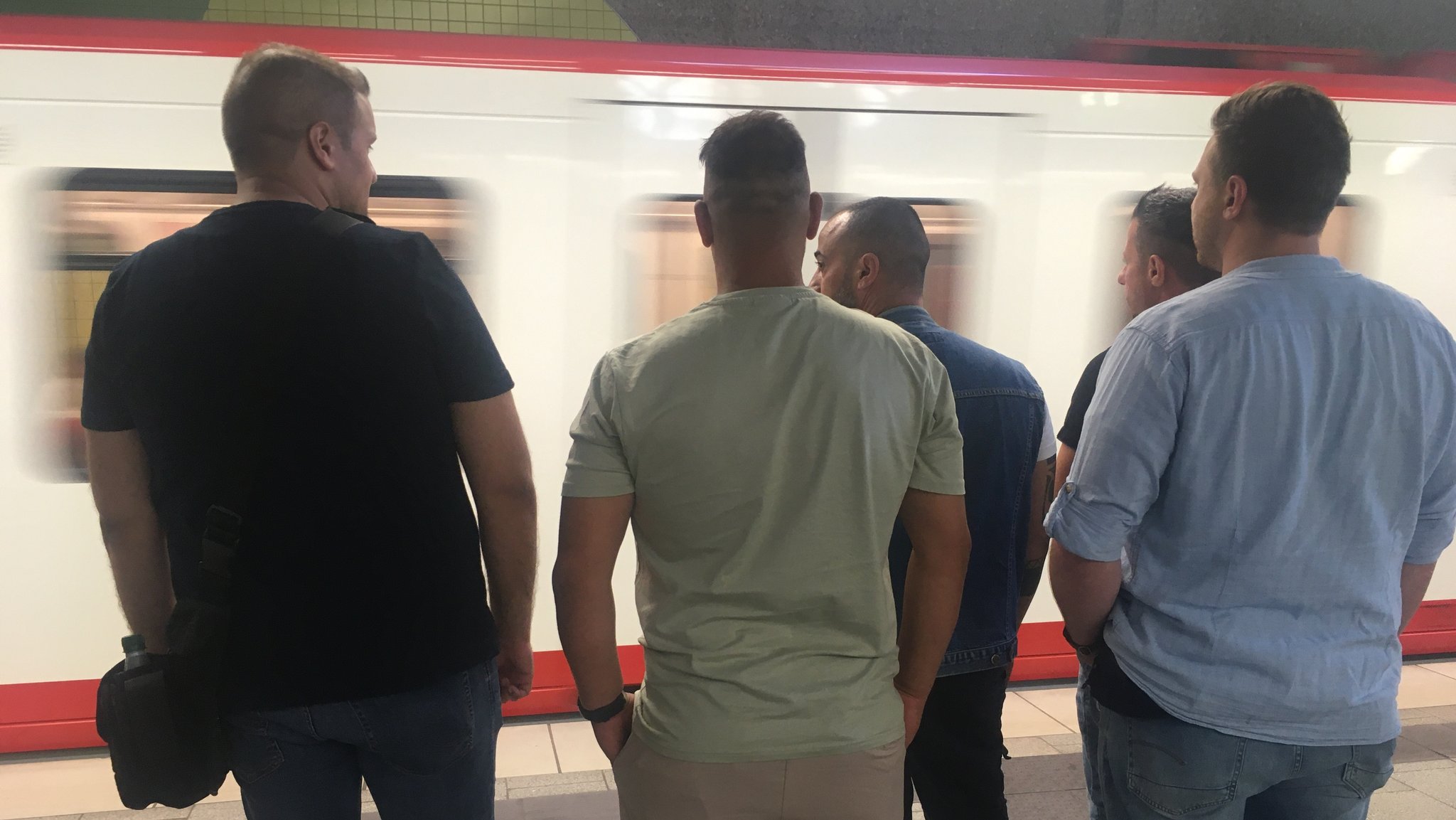 14.07.2023, Nürnberg - Fünf Fahrausweisprüfer in Zivil warten vor der einführenden U-Bahn in Nürnberg. Insgesamt 32 Kontrolleure sind täglich in Bussen und Bahnen der Nürnberger VAG unterwegs, um die Fahrausweise zu prüfen. | Bild: BR/Tobias Burkert 14.07.2023, Nürnberg - Fünf Fahrausweisprüfer in Zivil warten vor der einführenden U-Bahn in Nürnberg. Insgesamt 32 Kontrolleure sind täglich in Bussen und Bahnen der Nürnberger VAG unterwegs, um die Fahrausweise zu prüfen.