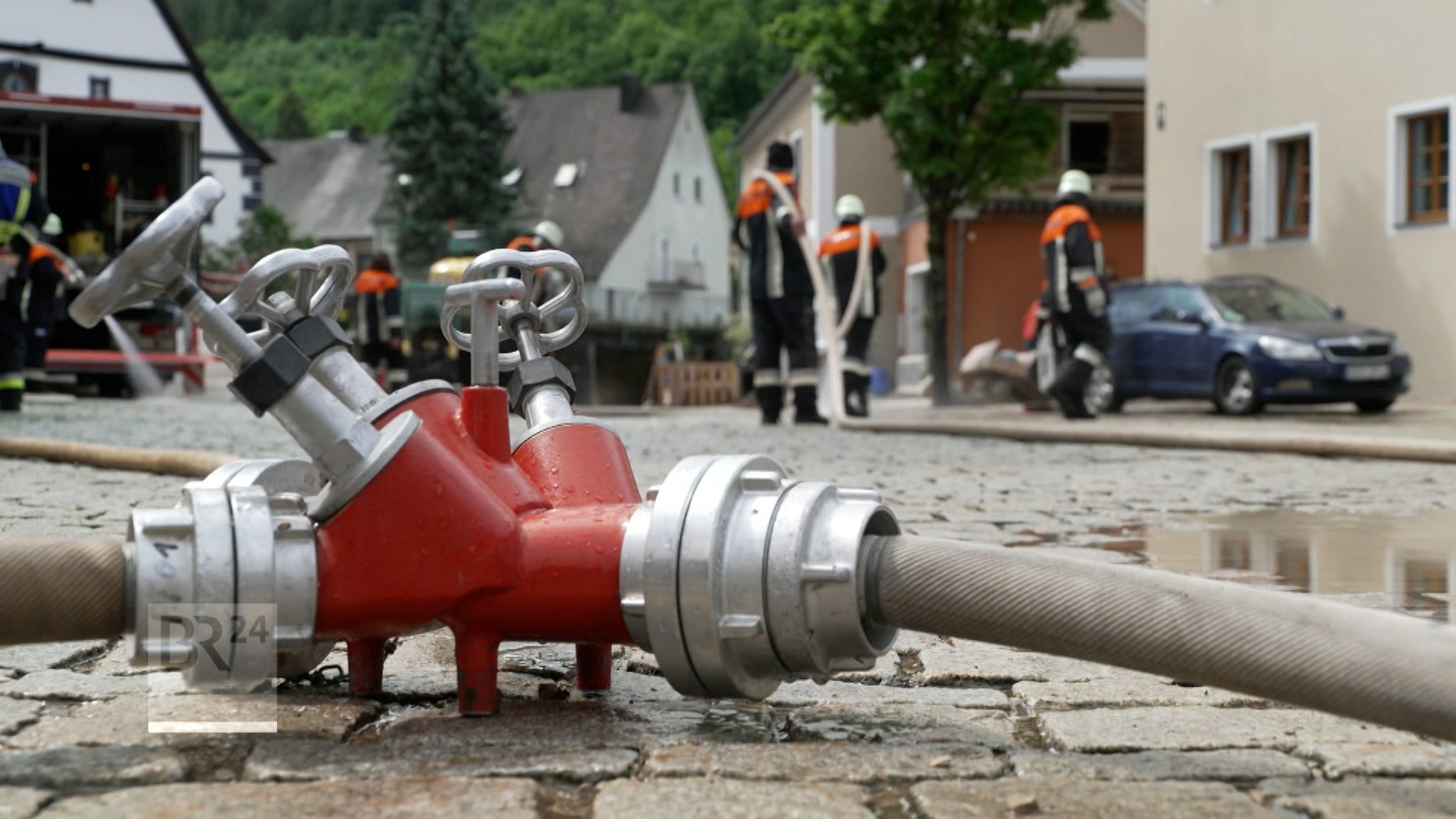 Feuerwehreinsatz gegen die Überschwemmungen.