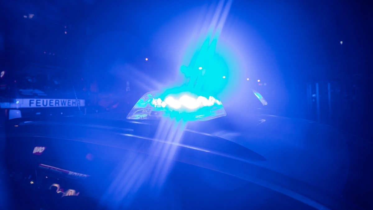 Feuerwehr und Polizei mit Blaulicht an einem Unfallort (Symbolbild)