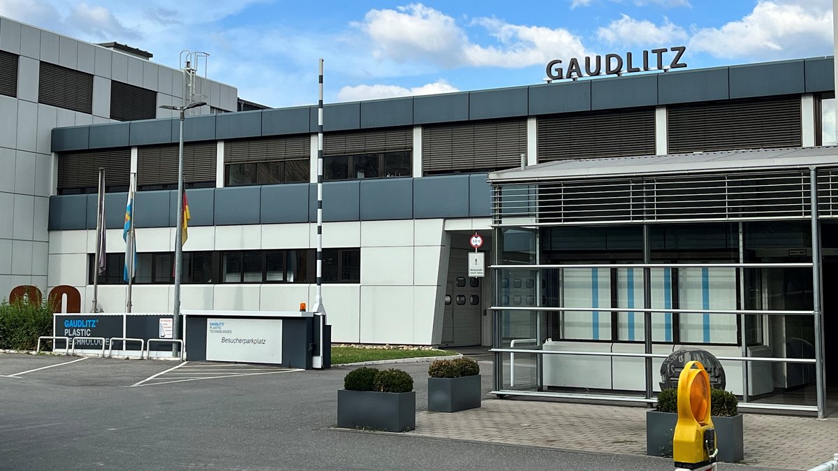 Blick auf den Eingang der Unternehmenszentrale von Gaudlitz in Coburg, auf dem Dach ist der Schriftzug "Gaudlitz" zu lesen.