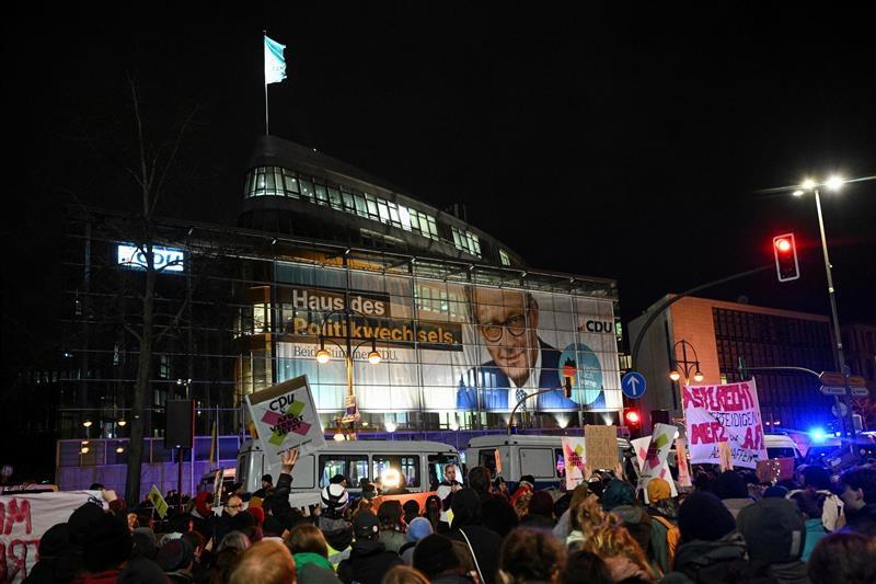Vor der CDU-Parteizentrale in Berlin haben am Abend mehrere hundert Menschen gegen das gemeinsame Abstimmen von Union und AfD für eine schärfere Migrationspolitik im Bundestag demonstriert. 