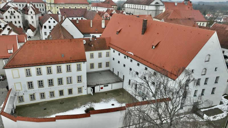 In mehreren historischen Gebäuden in der Neuburger Altstadt war bis zum letzten Jahr ein Gefängnis untergebracht. | Bild: BR/Axel Mölkner-Kappl In mehreren historischen Gebäuden in der Neuburger Altstadt war bis zum letzten Jahr ein Gefängnis untergebracht.