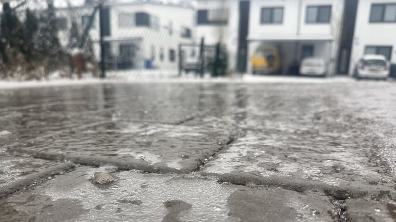 Glatteis in Niederbayern in Neustadt an der Donau | Bild: News5 Glatteis in Niederbayern in Neustadt an der Donau