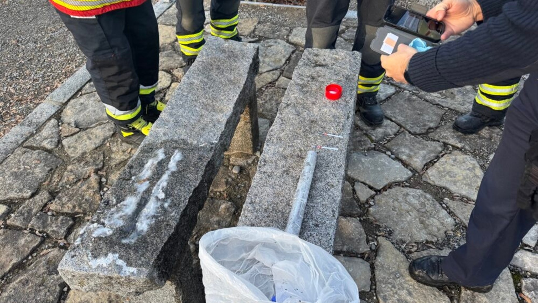 Die Feuerwehr reinigte später den Bereich um die Bank.