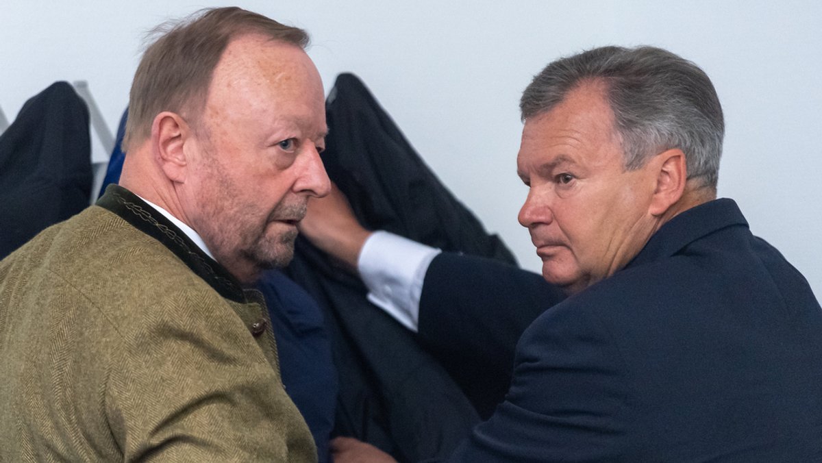 Der Miesbacher Ex-Landrat Jakob Kreidl (r.) und Georg Bromme, Ex-Chef der Kreissparkasse Miesbach-Tegernsee, beim Prozess am Landgericht München im Jahr 2019.
