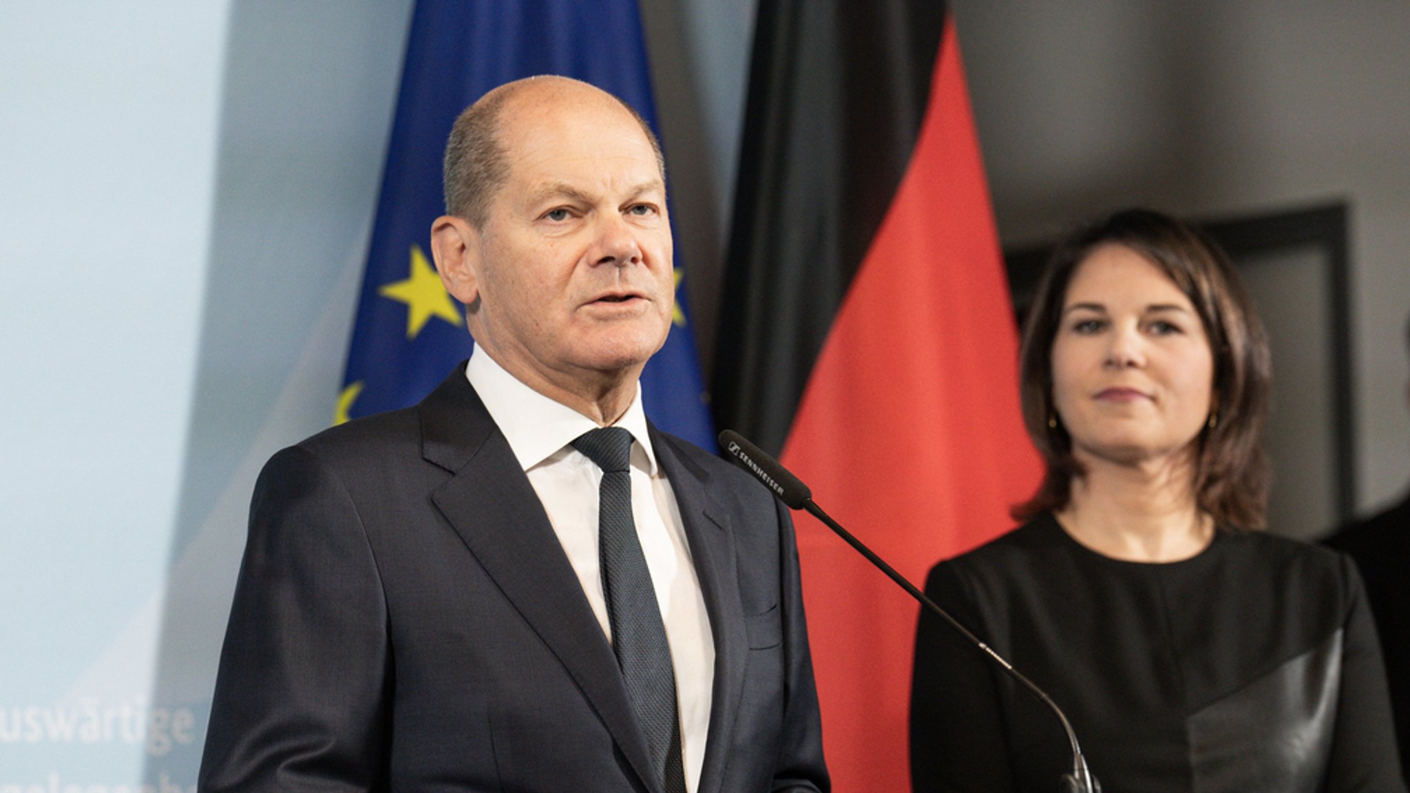 17.01.2023, Brandenburg, Brandenburg/Havel: Bundeskanzler Olaf Scholz (SPD) steht neben Annalena Baerbock (Grüne), Außenministerin, beim Pressestatement im Bundesamt für Auswärtige Angelegenheiten.