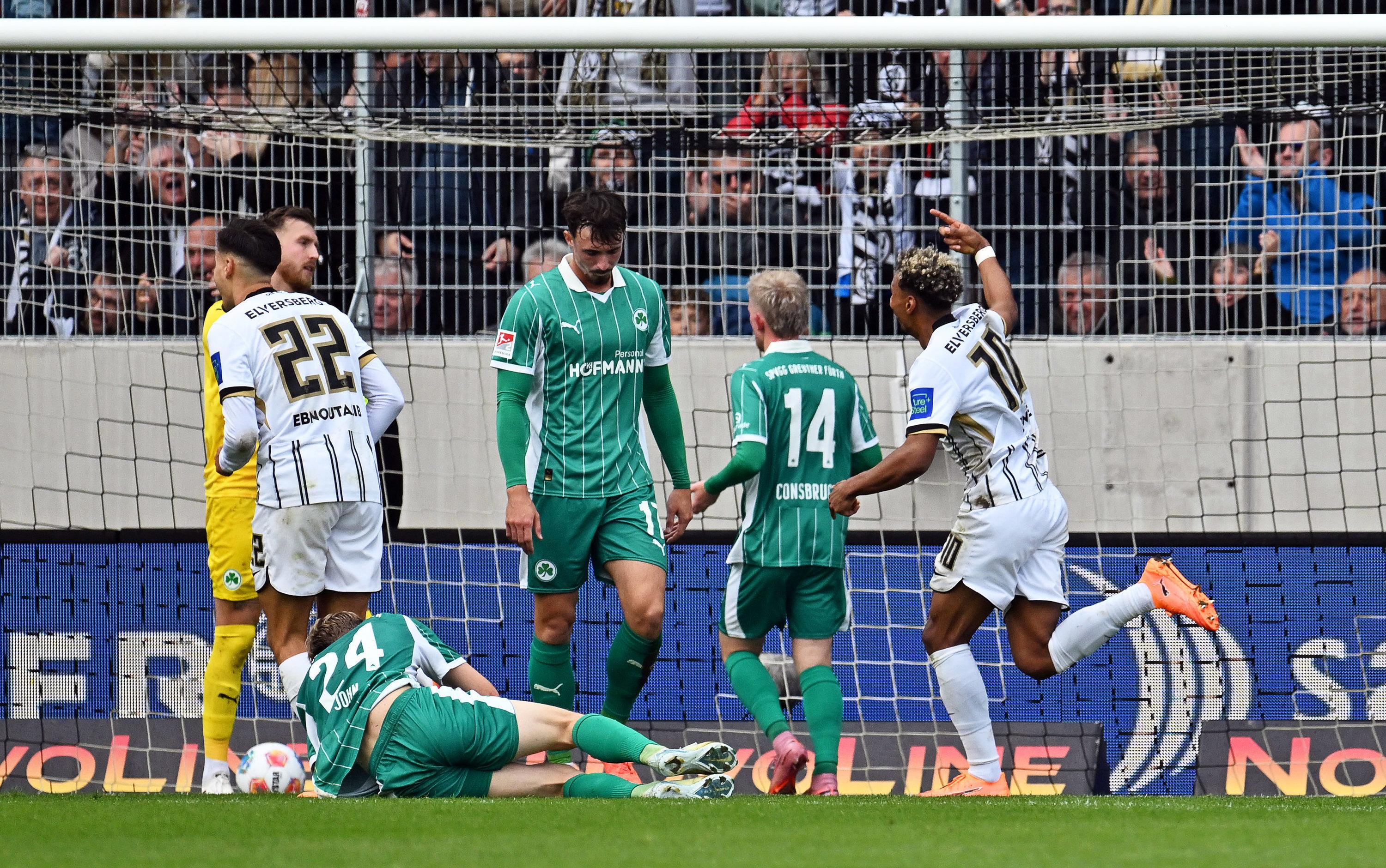 19.10.2025, Saarland, Spiesen-Elversberg: Fußball: 2. Bundesliga, SV Elversberg - SpVgg Greuther Fürth, 9. Spieltag, Ursapharm-Arena an der Kaiserlinde. Bambasé Conté (r, SV 07 Elversberg) jubelt nach seinem Treffer zum 1:0 gegen Torhüter Pelle Boevink (hinten l, SpVgg Greuther Fürth). 