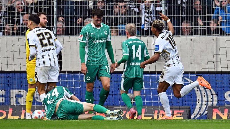 19.10.2025, Saarland, Spiesen-Elversberg: Fußball: 2. Bundesliga, SV Elversberg - SpVgg Greuther Fürth, 9. Spieltag, Ursapharm-Arena an der Kaiserlinde. Bambasé Conté (r, SV 07 Elversberg) jubelt nach seinem Treffer zum 1:0 gegen Torhüter Pelle Boevink (hinten l, SpVgg Greuther Fürth). | Bild: dpa-Bildfunk/Harald Tittel 19.10.2025, Saarland, Spiesen-Elversberg: Fußball: 2. Bundesliga, SV Elversberg - SpVgg Greuther Fürth, 9. Spieltag, Ursapharm-Arena an der Kaiserlinde. Bambasé Conté (r, SV 07 Elversberg) jubelt nach seinem Treffer zum 1:0 gegen Torhüter Pelle Boevink (hinten l, SpVgg Greuther Fürth).