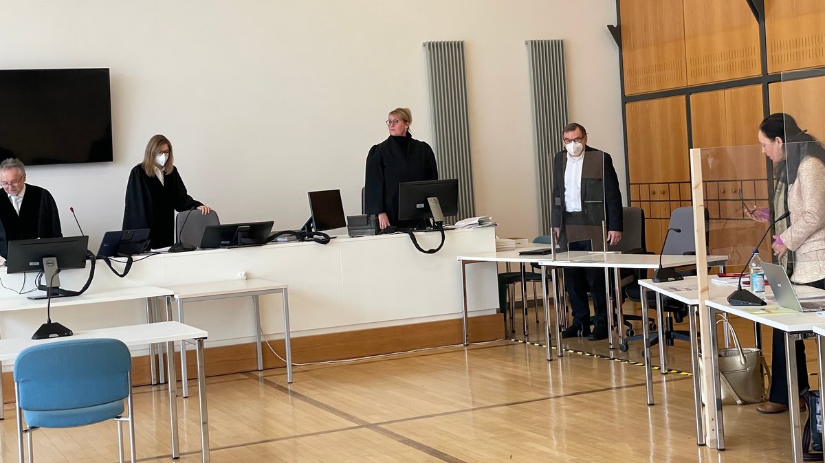 Das Landgericht Ingolstadt verhandelt wegen Betrugs gegen eine Heilpraktikerin und einen Unternehmer. Das Foto zeigt Das Gericht beim Einzug. 