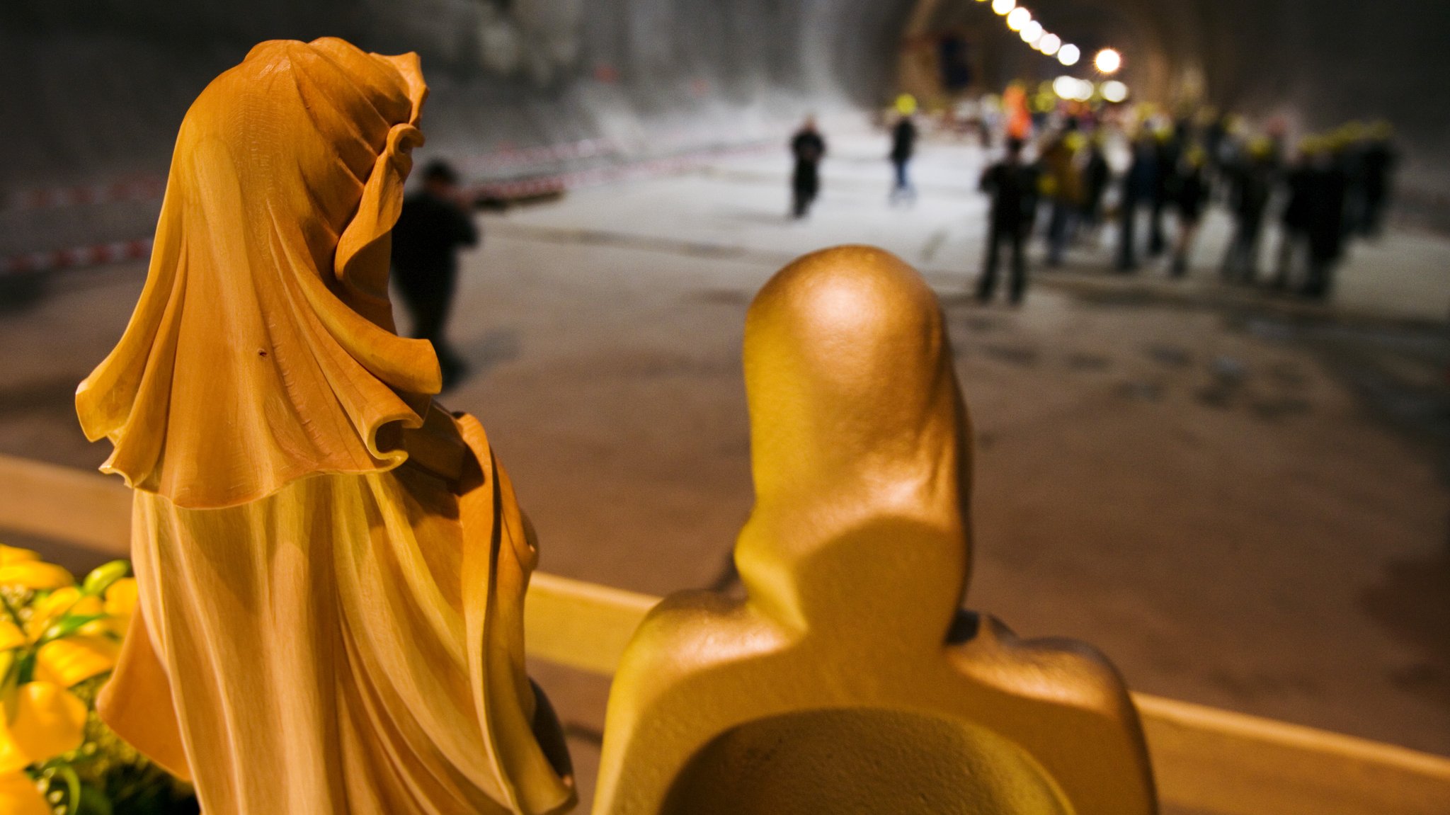 Barbara-Statuen im Tunnel der Neuen Eisenbahn-Alpentransversale (NEAT) in der Schweiz: Die Heilige gilt als Patronin der Bergleute.