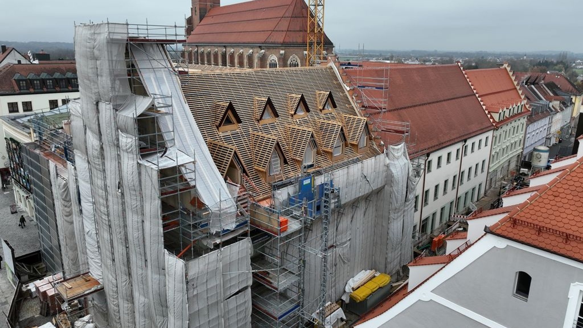 Aktuelles Luftbild von der Baustelle am Straubinger Rathaus. | Bild: BR/Patrick Viertl Aktuelles Luftbild von der Baustelle am Straubinger Rathaus.