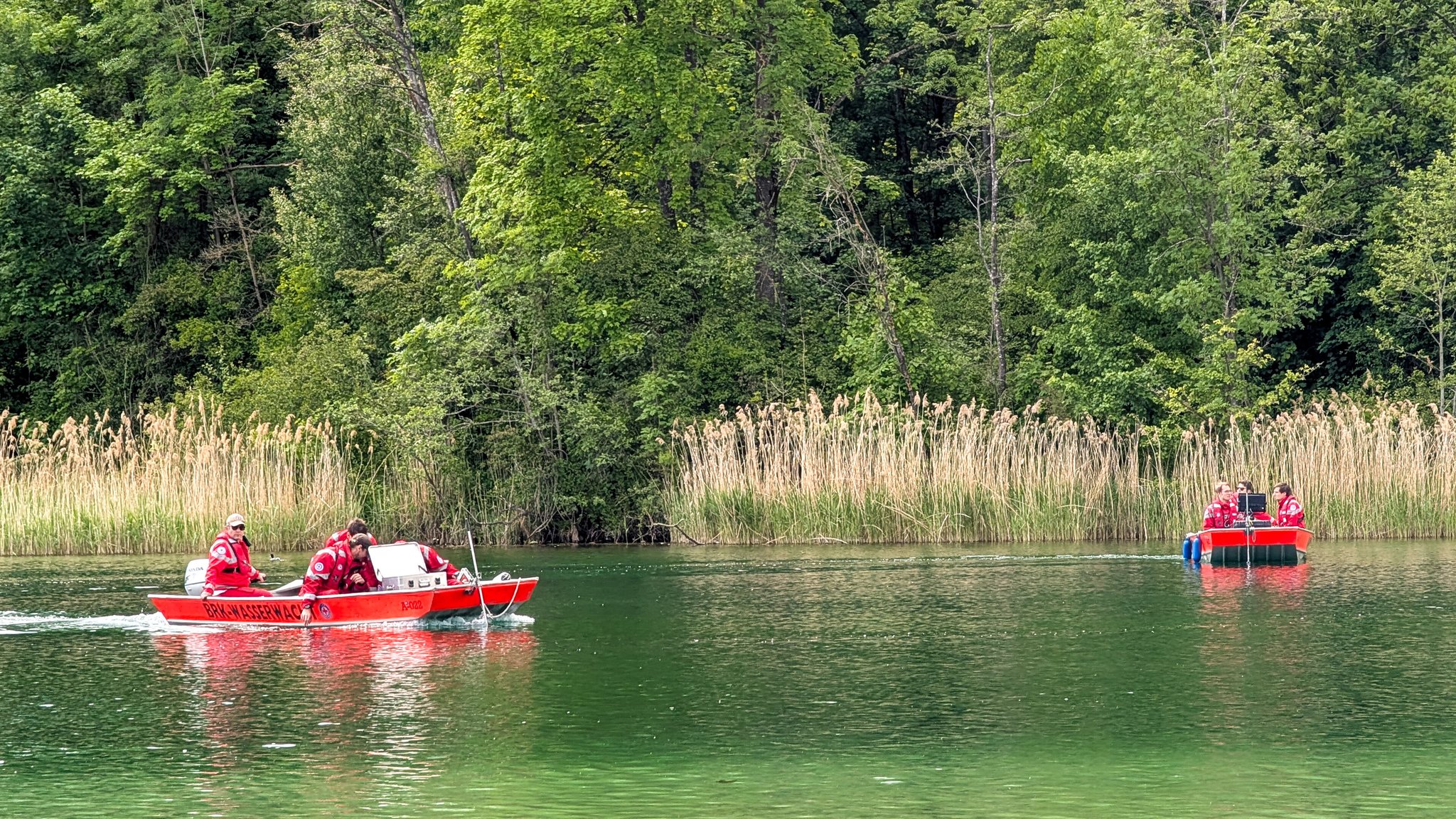 Symbolbild: Wasserwacht sucht nach einer vermissten Person im See. ARCHIV (17.05.2025): Wasserwacht auf dem Kuhsee bei Augsburg bei einer Vermisstensuche | Bild: picture alliance / NurPhoto | Michael Nguyen Symbolbild: Wasserwacht sucht nach einer vermissten Person im See. ARCHIV (17.05.2025): Wasserwacht auf dem Kuhsee bei Augsburg bei einer Vermisstensuche