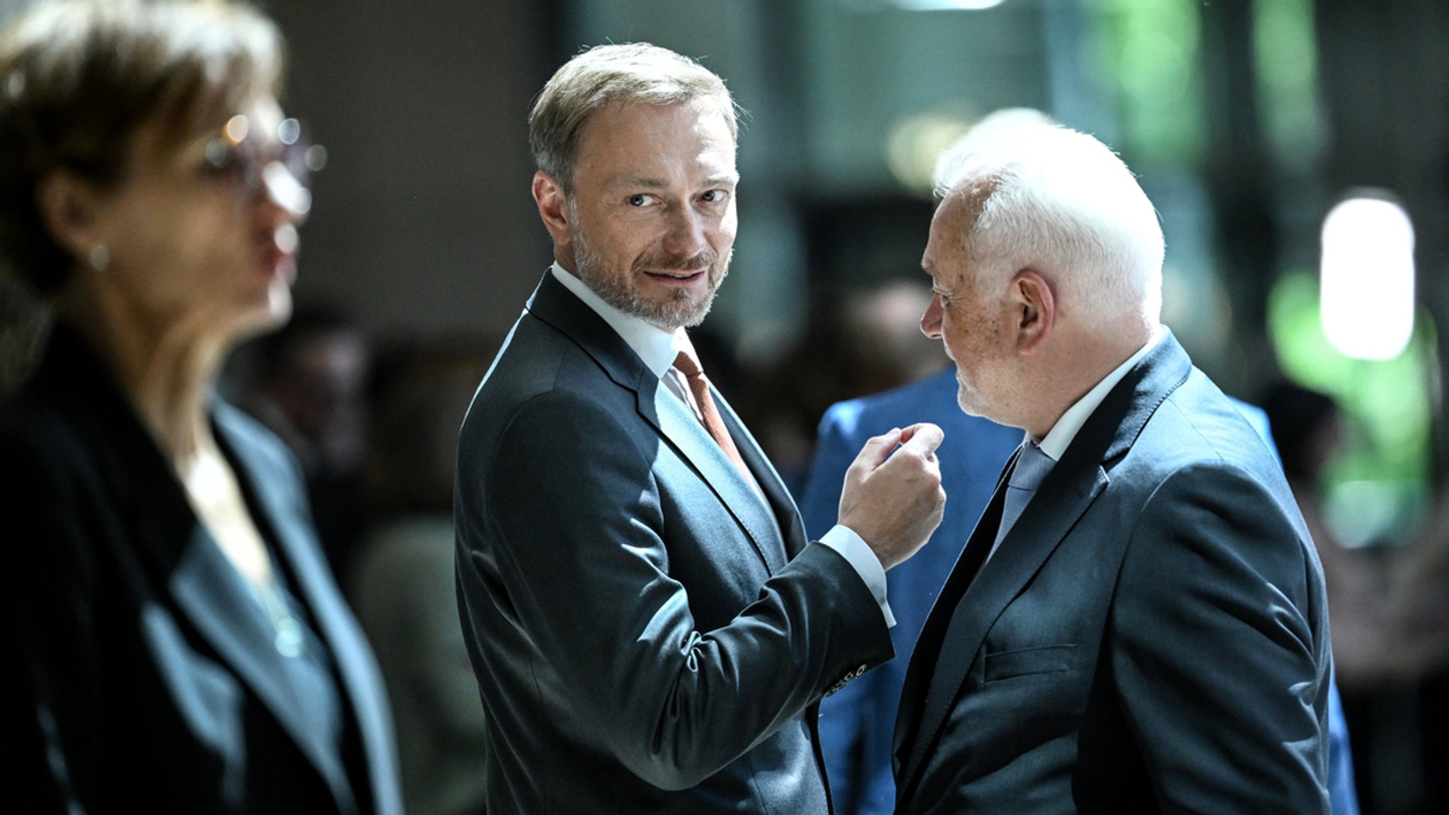 Christian Lindner (FDP, M.), Bundesfinanzminister, im Gespräch mit Parteikollegen im Deutschen Bundestag.