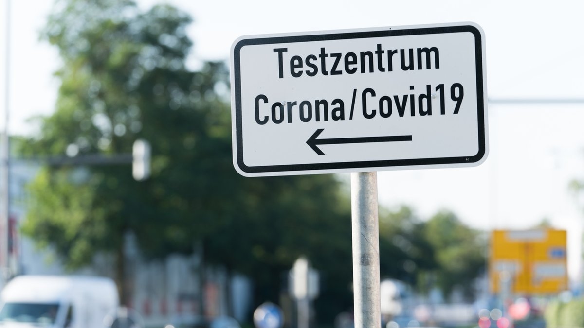 Hinweisschild zum Lokalen Testzentrum Coronavirus/Covid-19 an der Messe Augsburg